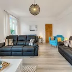 Park House - Near Eateries, Micro Brewery, Pubs, Beauty Salons And Boutique Shops, Argyle, Games Room, Free Netflix, In The Heart Of Plymouth - Dogs Welcome - Hosted By Absolute Accommodation Plymouth